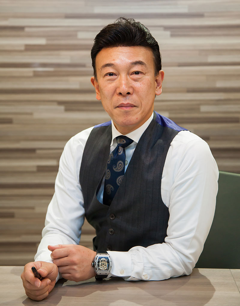 相場師朗プロフィール写真 相場師朗 - 35年の実戦経験を持つ株式投資の専門家、うねり取り手法の創始者